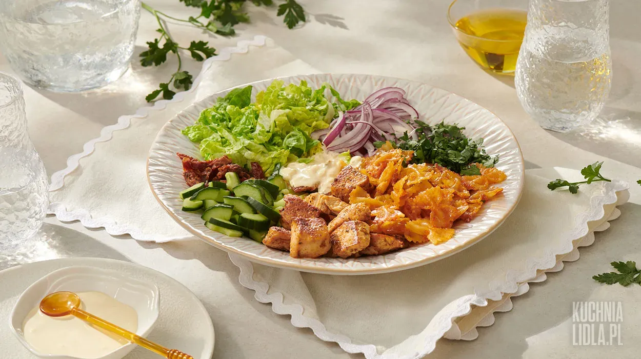 Sałatka z chrupiącym makaronem 